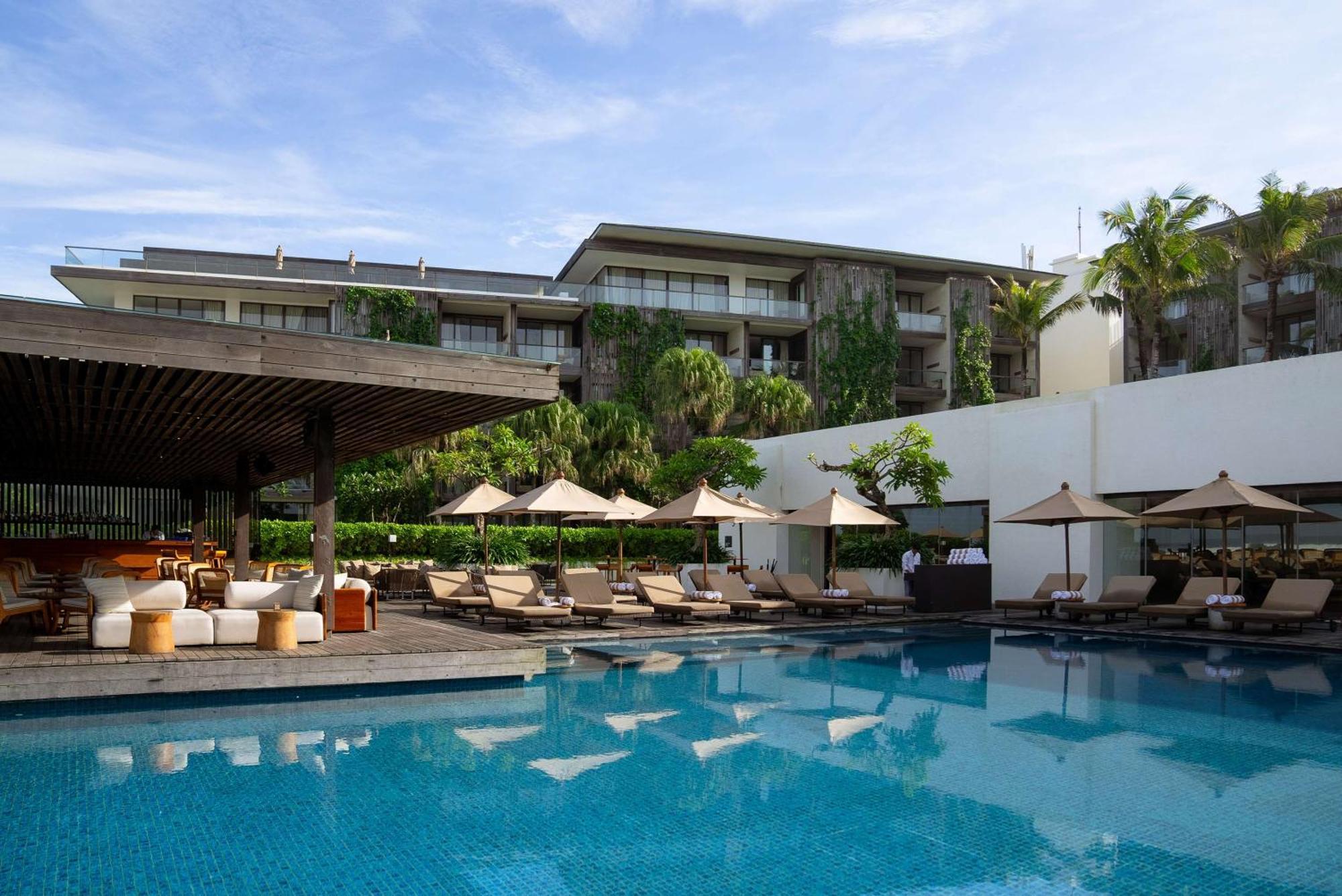 Alila Seminyak Hotell Eksteriør bilde The pool at the hotel