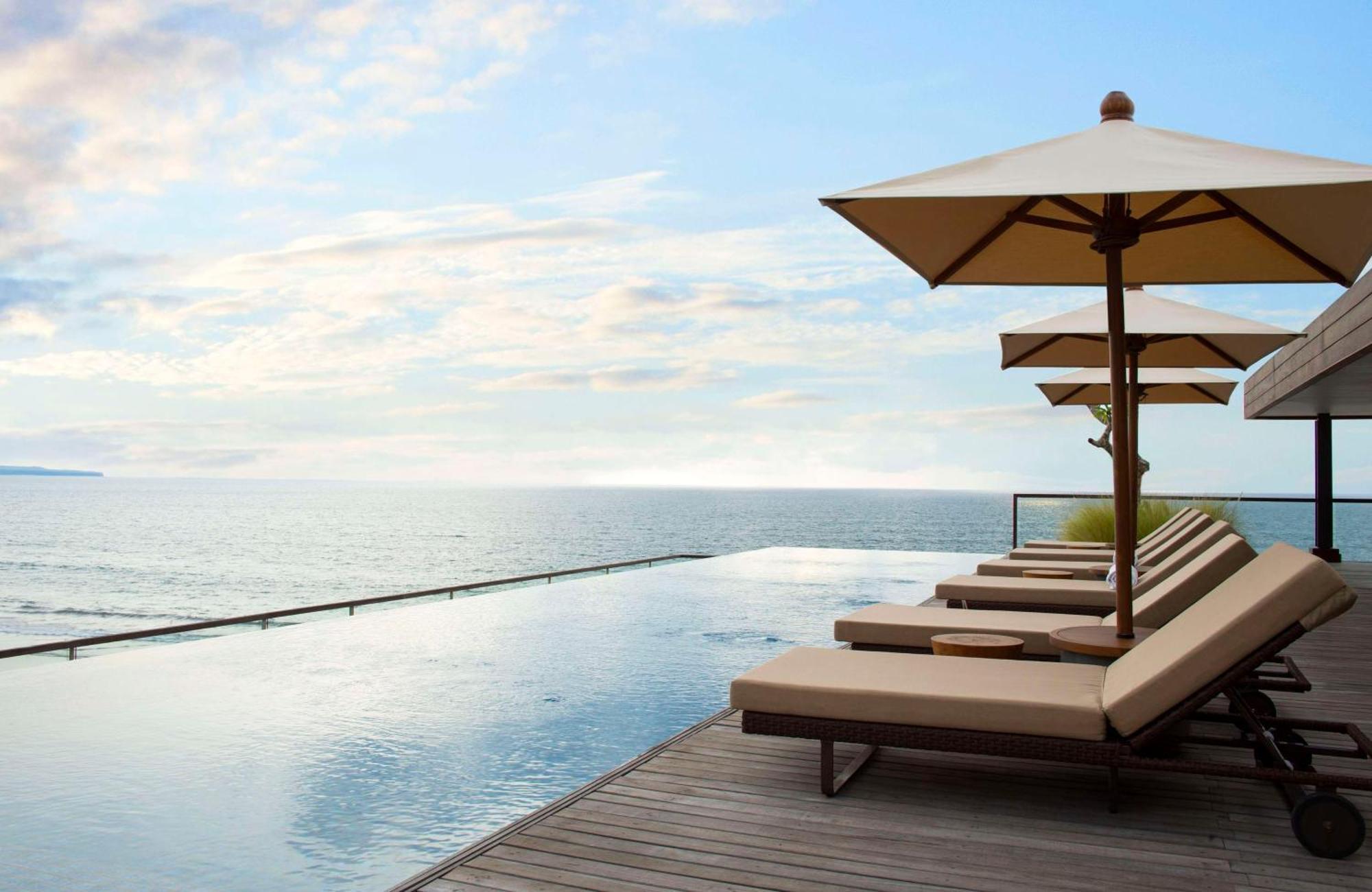 Alila Seminyak Hotell Eksteriør bilde The pool at the hotel